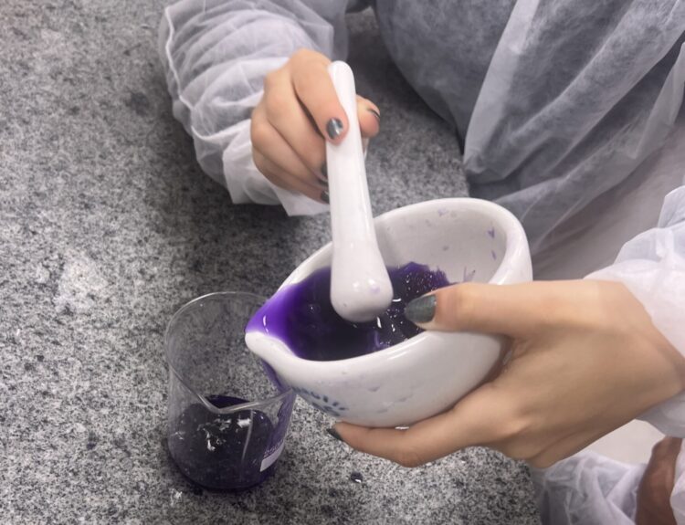 QUÍMICA CONTEXTUALIZADA: DA PRÁTICA À REFLEXÃO CRÍTICA